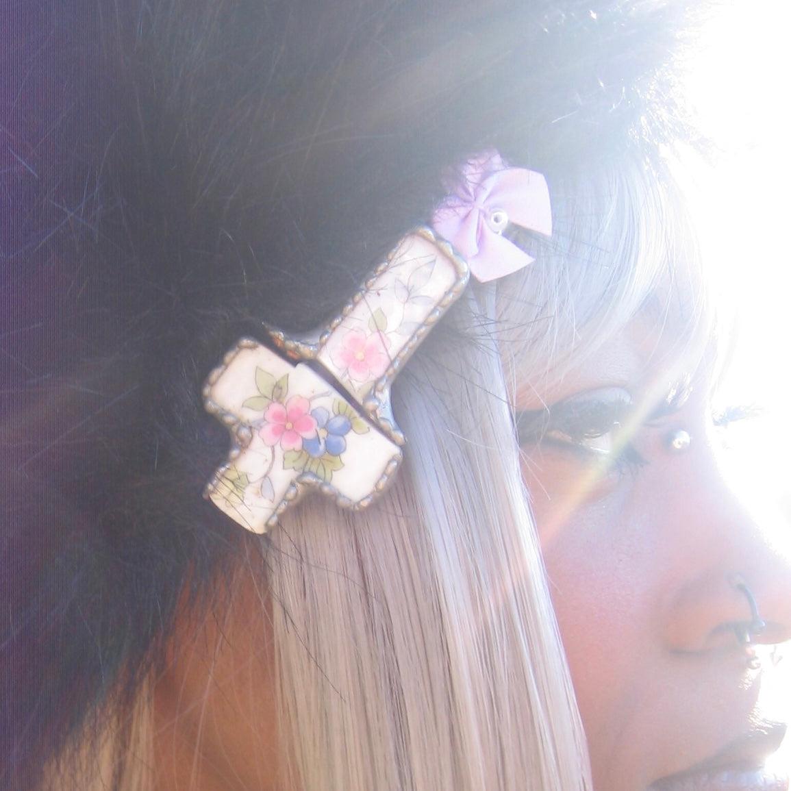 ˚ ୧ .˚ₓbroken cross hairclip