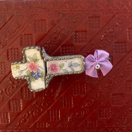 ˚ ୧ .˚ₓbroken cross hairclip